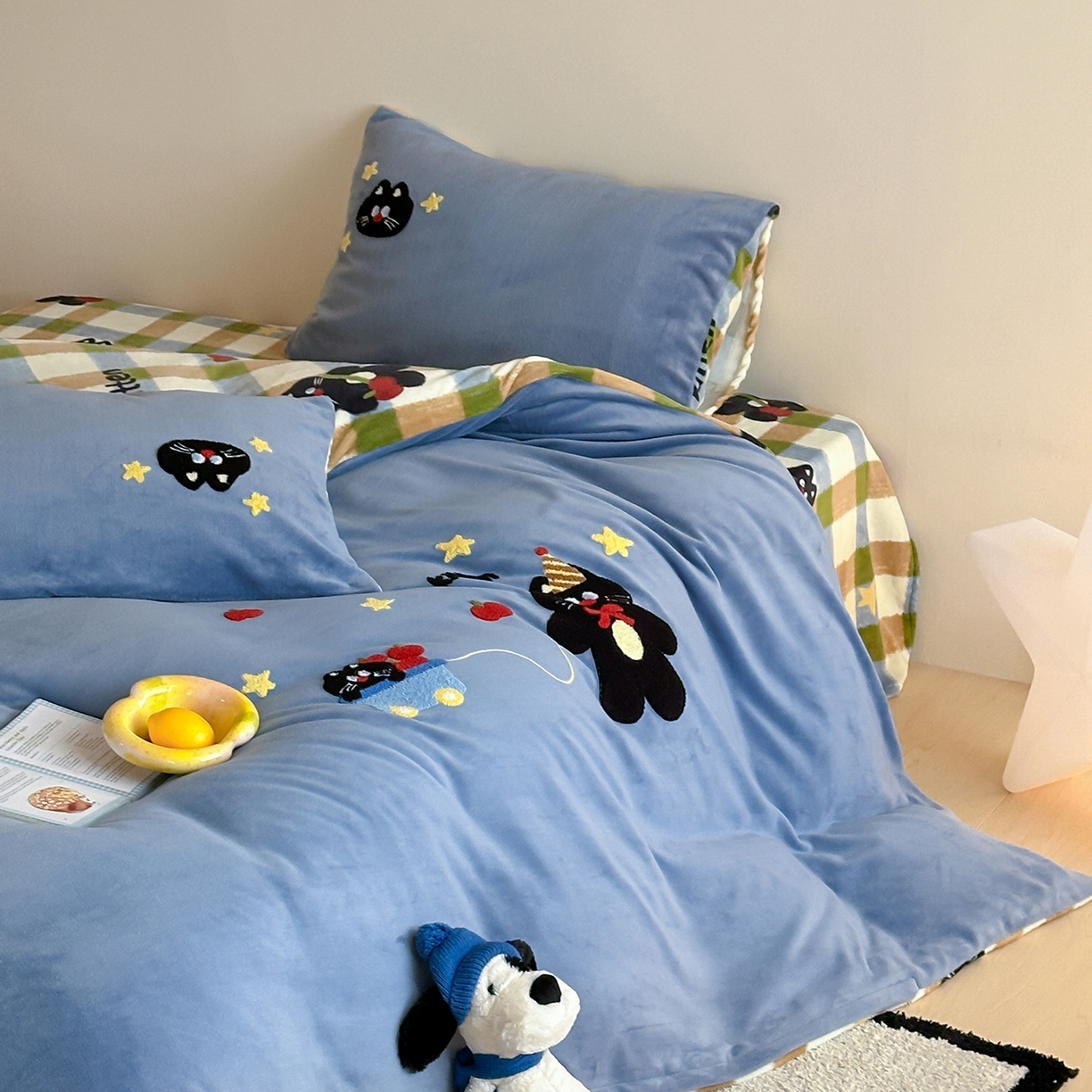 91家纺网 家纺一手货源 找家纺 桃子家居 2025新款A类ins兔毛贴布绣毛巾绣印加绣卡通少女加厚牛奶绒系列四件套 绒贴布绣-星星猫