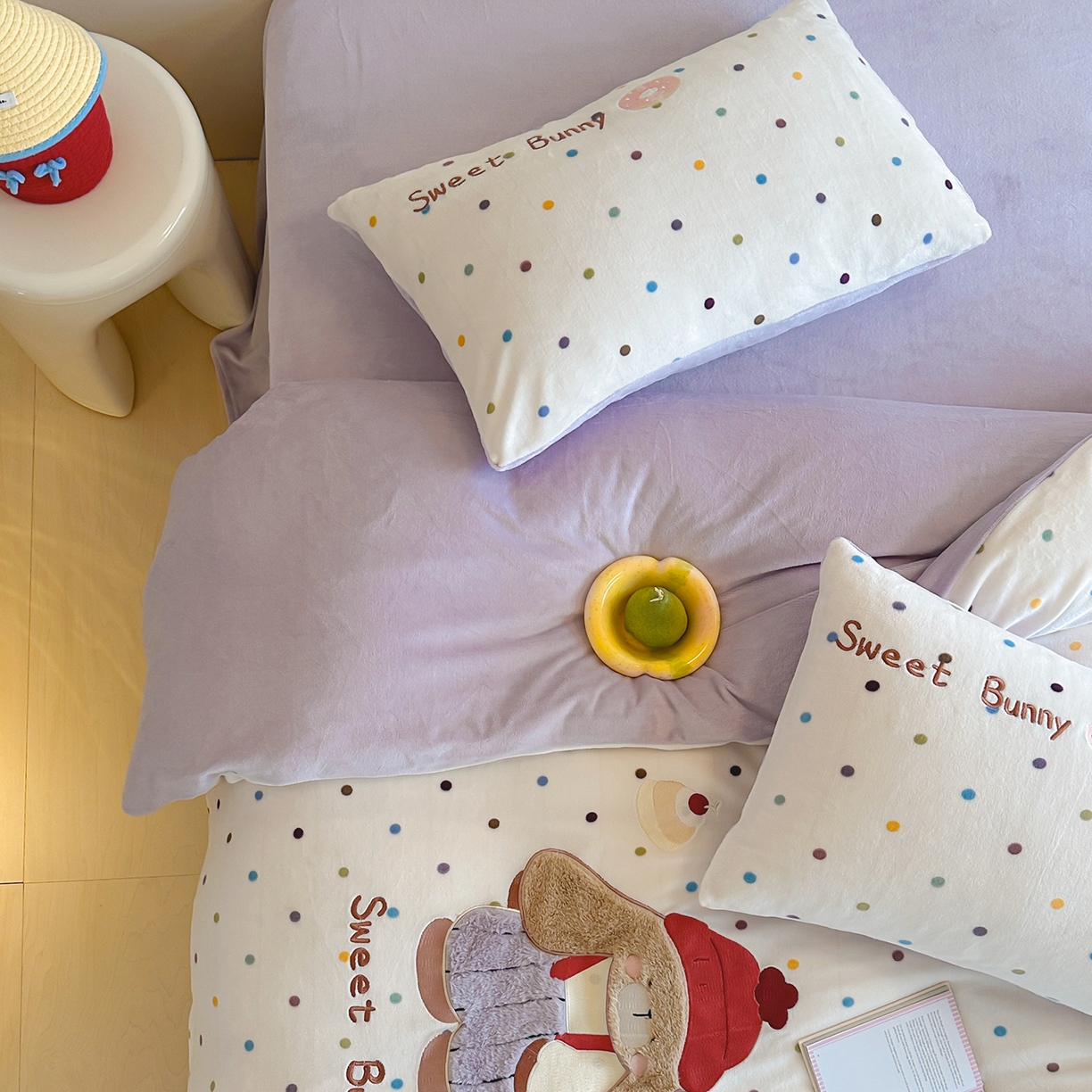 91家纺网 家纺一手货源 找家纺 桃子家居 2025新款A类ins兔毛贴布绣毛巾绣印加绣卡通少女加厚牛奶绒系列四件套 绒贴布绣-甜点兔