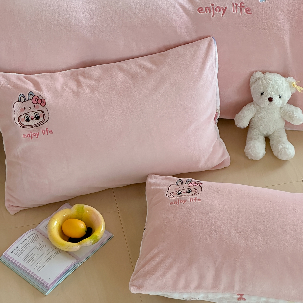 91家纺网 家纺一手货源 找家纺 桃子家居 2025新款A类ins兔毛贴布绣毛巾绣印加绣卡通少女加厚牛奶绒系列四件套 绒贴布绣-美可可