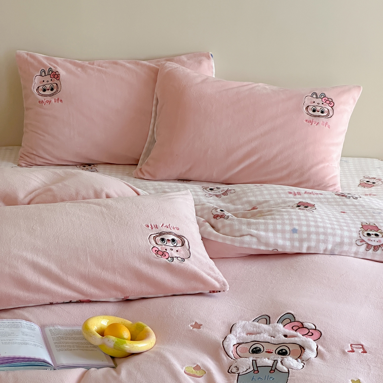 91家纺网 家纺一手货源 找家纺 桃子家居 2025新款A类ins兔毛贴布绣毛巾绣印加绣卡通少女加厚牛奶绒系列四件套 绒贴布绣-美可可