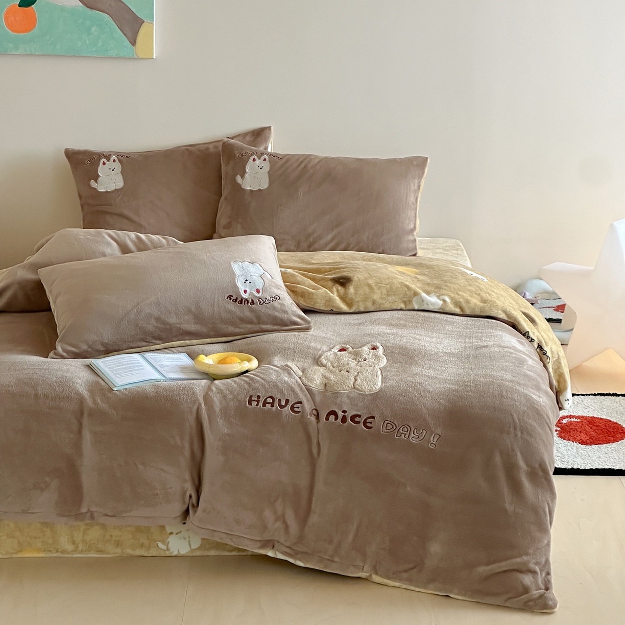 91家纺网 家纺一手货源 找家纺 桃子家居 2025新款A类ins兔毛贴布绣毛巾绣印加绣卡通少女加厚牛奶绒系列四件套 绒贴布绣-西高地小狗