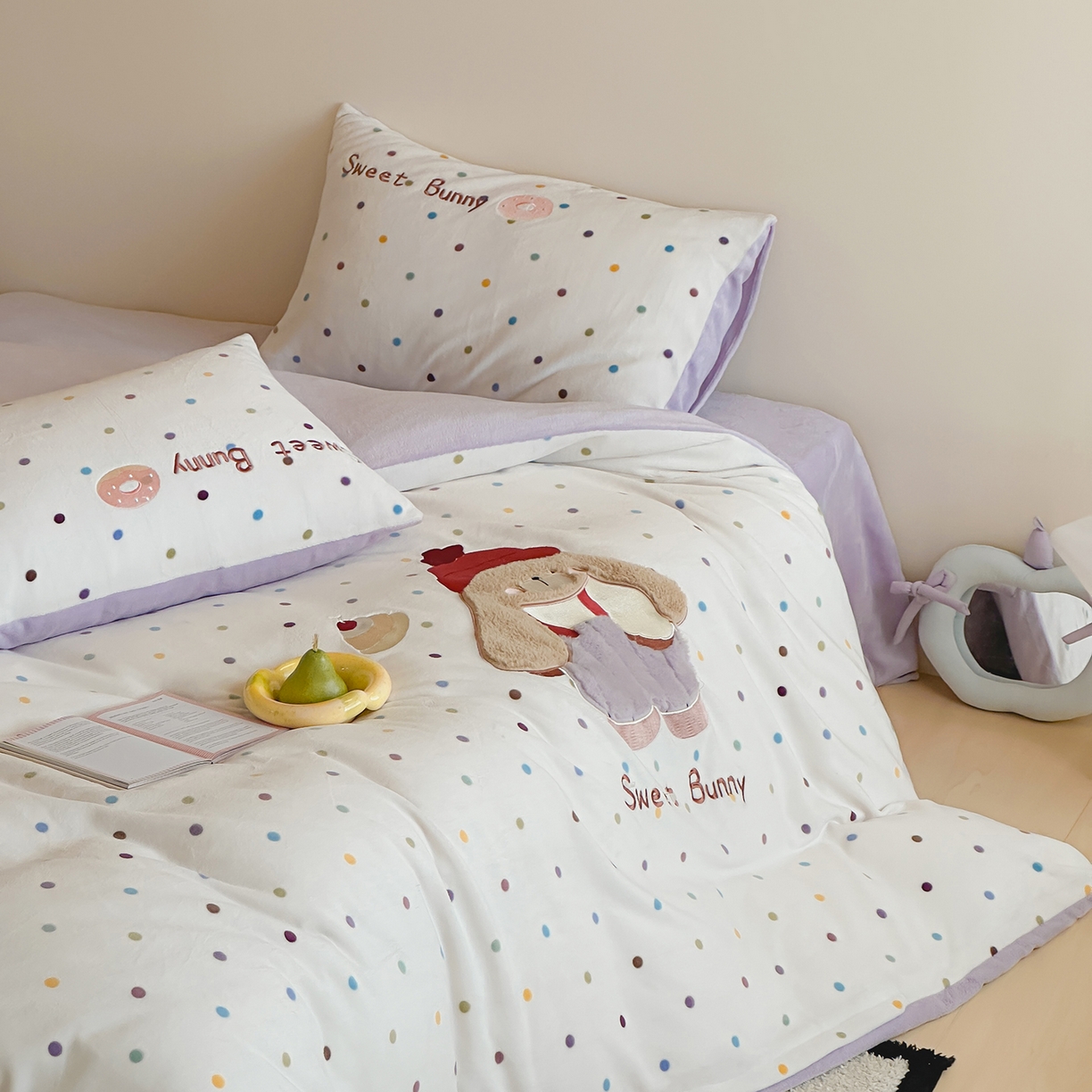 91家纺网 家纺一手货源 找家纺 桃子家居 2025新款A类ins兔毛贴布绣毛巾绣印加绣卡通少女加厚牛奶绒系列四件套 绒贴布绣-甜点兔