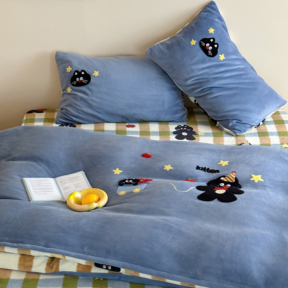 91家纺网 家纺一手货源 找家纺 桃子家居 2025新款A类ins兔毛贴布绣毛巾绣印加绣卡通少女加厚牛奶绒系列四件套 绒贴布绣-星星猫