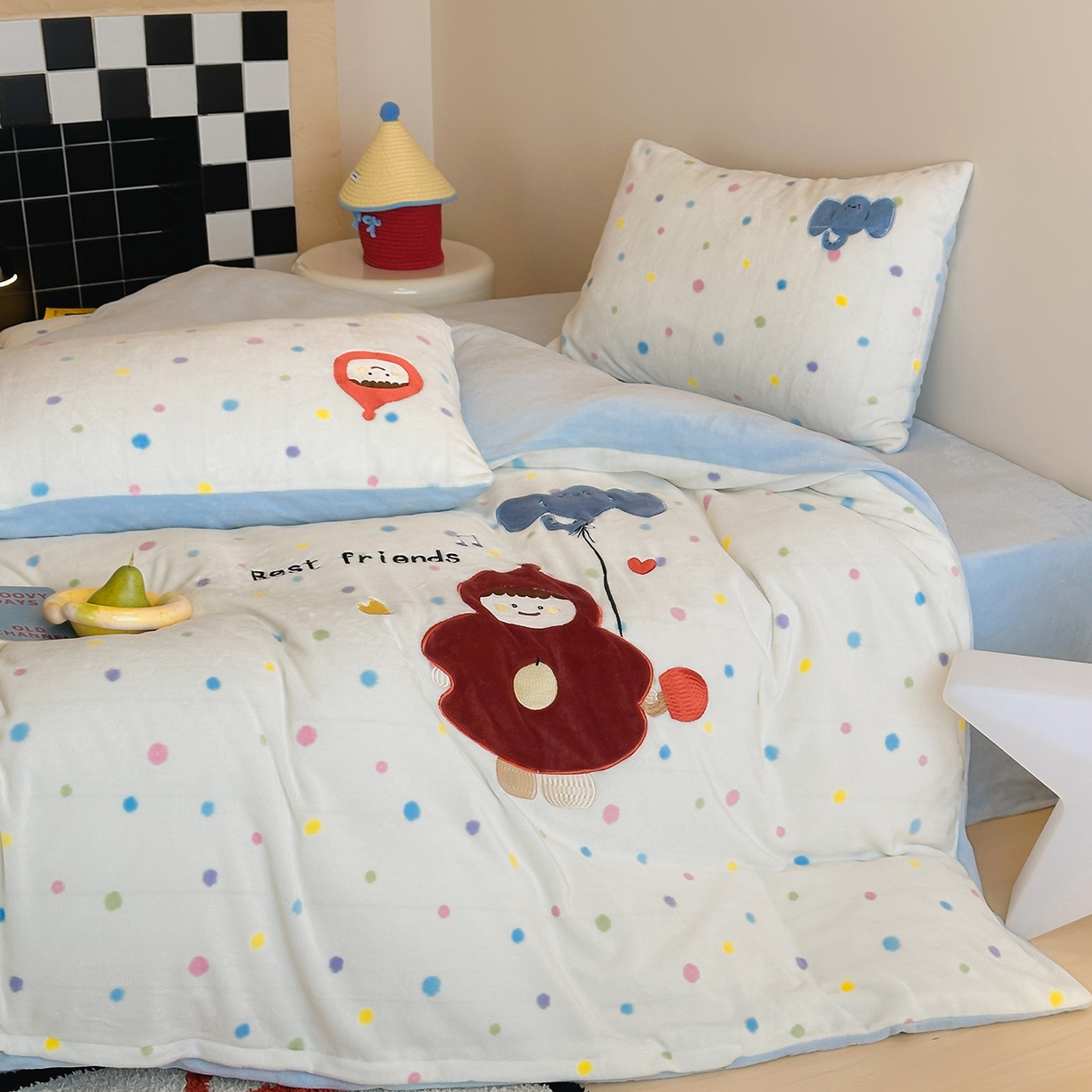 91家纺网 家纺一手货源 找家纺 桃子家居 2025新款A类ins兔毛贴布绣毛巾绣印加绣卡通少女加厚牛奶绒系列四件套 绒贴布绣-小红帽