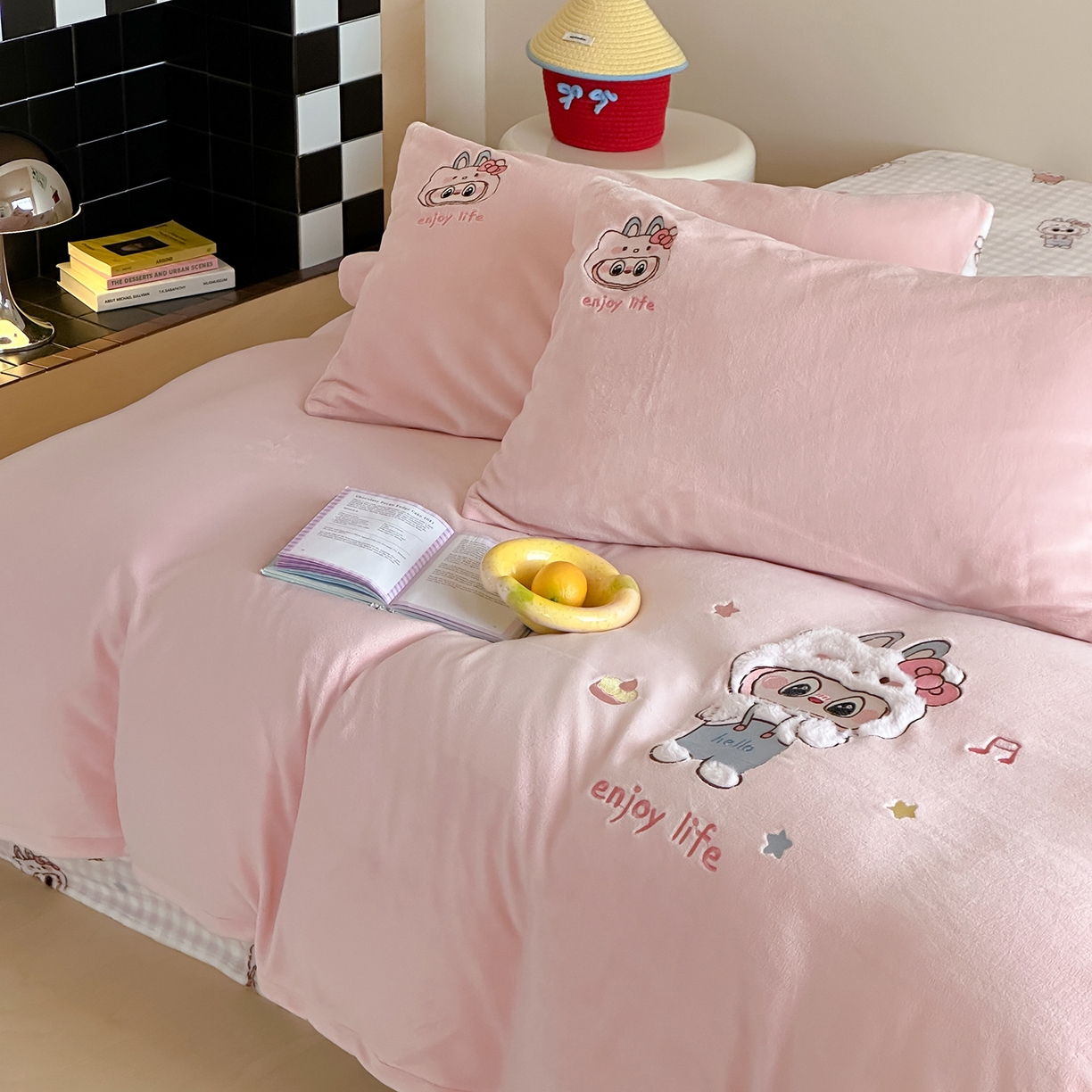 91家纺网 家纺一手货源 找家纺 桃子家居 2025新款A类ins兔毛贴布绣毛巾绣印加绣卡通少女加厚牛奶绒系列四件套 绒贴布绣-美可可