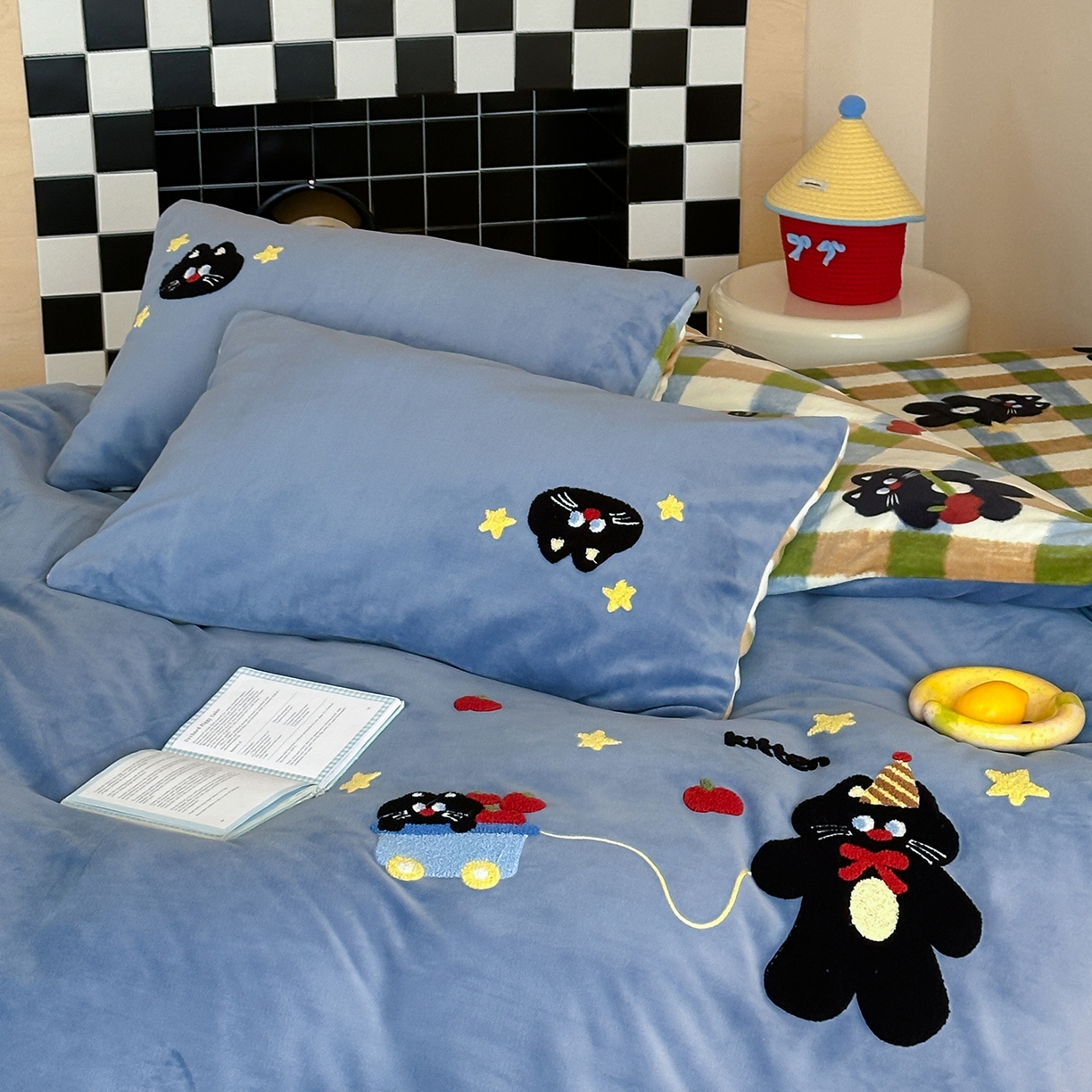 91家纺网 家纺一手货源 找家纺 桃子家居 2025新款A类ins兔毛贴布绣毛巾绣印加绣卡通少女加厚牛奶绒系列四件套 绒贴布绣-星星猫