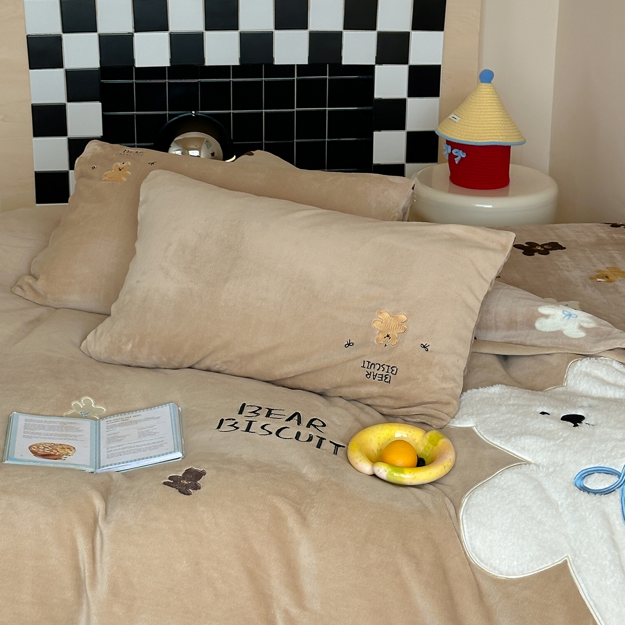 91家纺网 家纺一手货源 找家纺 桃子家居 2025新款A类ins兔毛贴布绣毛巾绣印加绣卡通少女加厚牛奶绒系列四件套 绒贴布绣-奶白熊