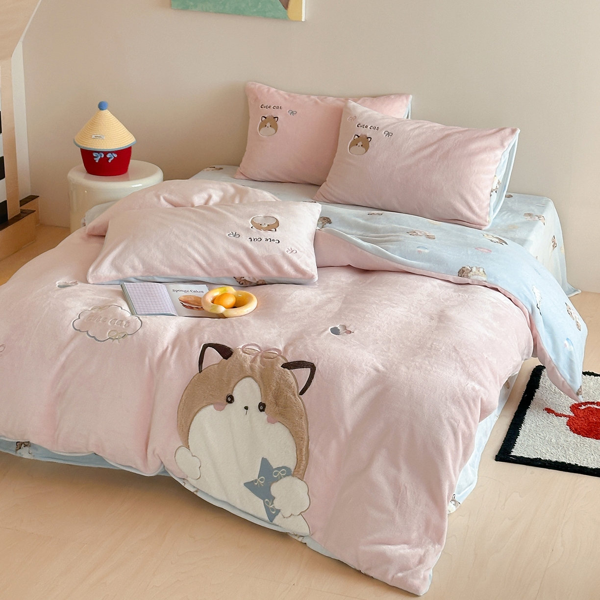 91家纺网 家纺一手货源 找家纺 桃子家居 2025新款A类ins兔毛贴布绣毛巾绣印加绣卡通少女加厚牛奶绒系列四件套 绒贴布绣-公主猫