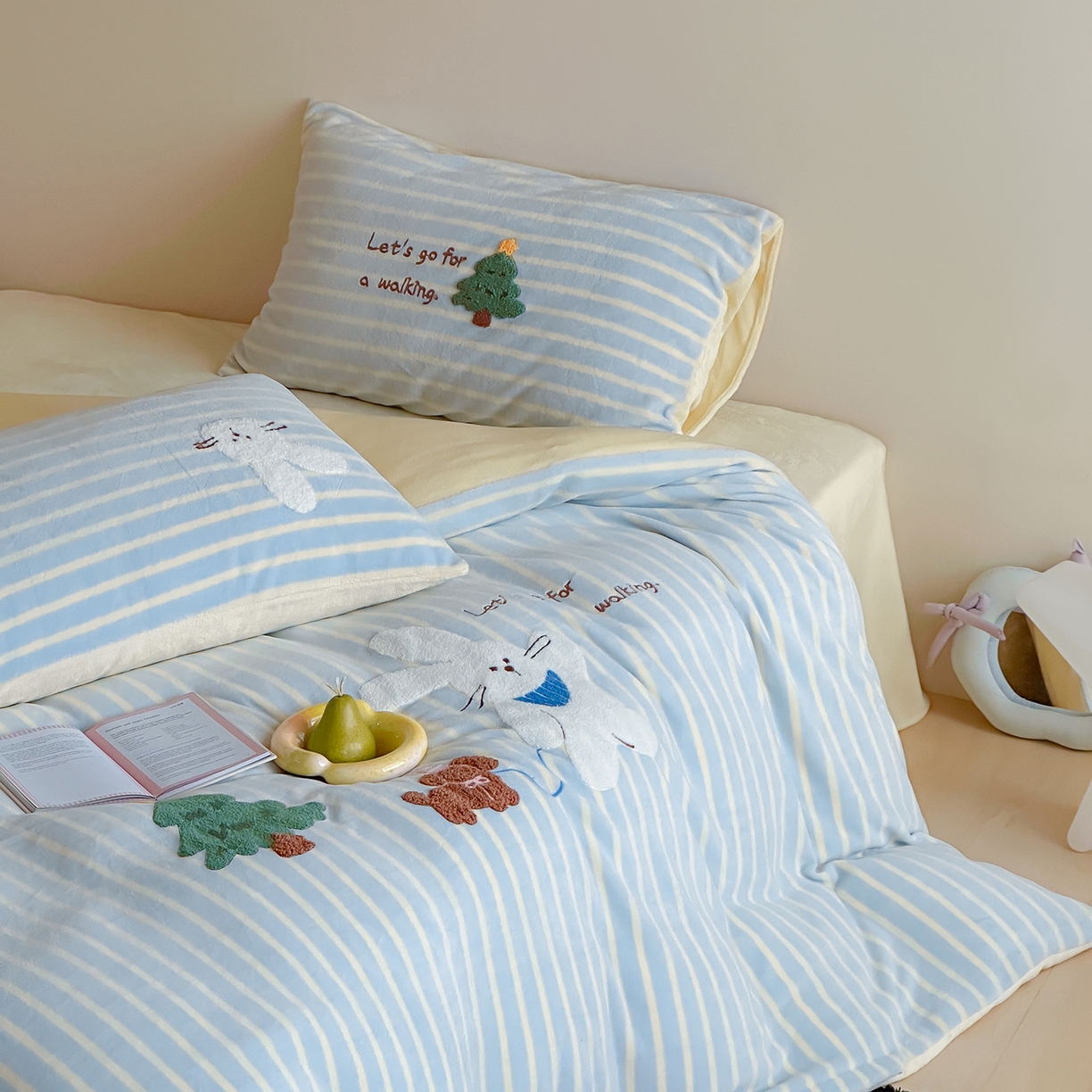 91家纺网 家纺一手货源 找家纺 桃子家居 2025新款A类ins兔毛贴布绣毛巾绣印加绣卡通少女加厚牛奶绒系列四件套 绒贴布绣-森林小兔