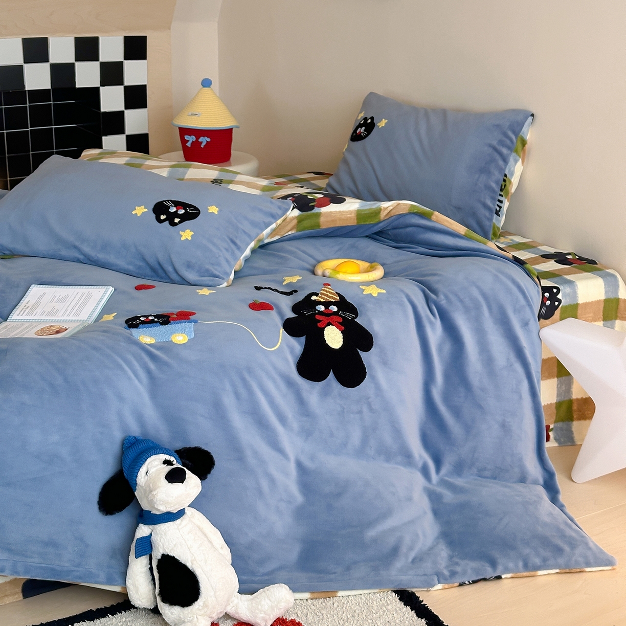 91家纺网 家纺一手货源 找家纺 桃子家居 2025新款A类ins兔毛贴布绣毛巾绣印加绣卡通少女加厚牛奶绒系列四件套 绒贴布绣-星星猫