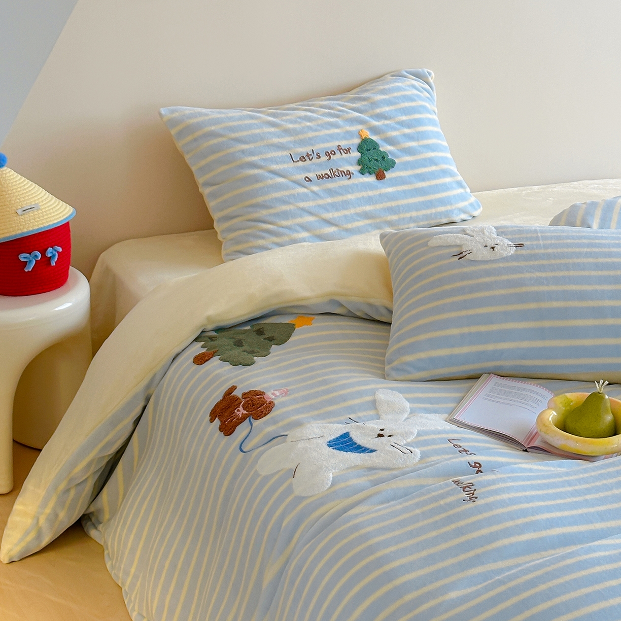 91家纺网 家纺一手货源 找家纺 桃子家居 2025新款A类ins兔毛贴布绣毛巾绣印加绣卡通少女加厚牛奶绒系列四件套 绒贴布绣-森林小兔