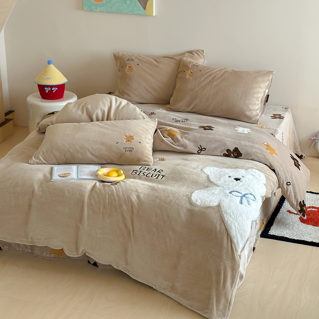 91家纺网 家纺一手货源 找家纺 桃子家居 2025新款A类ins兔毛贴布绣毛巾绣印加绣卡通少女加厚牛奶绒系列四件套 绒贴布绣-奶白熊