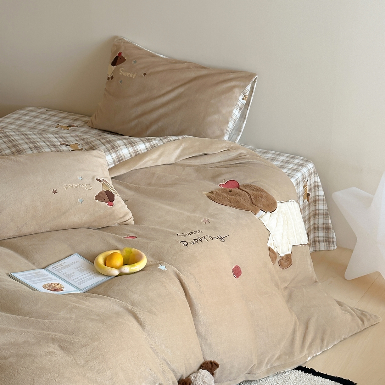 91家纺网 家纺一手货源 找家纺 桃子家居 2025新款A类ins兔毛贴布绣毛巾绣印加绣卡通少女加厚牛奶绒系列四件套 绒贴布绣-苹果腊肠狗