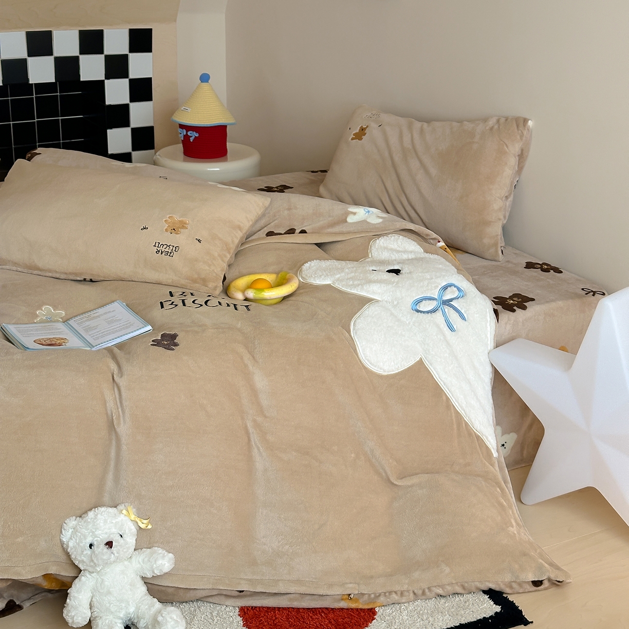 91家纺网 家纺一手货源 找家纺 桃子家居 2025新款A类ins兔毛贴布绣毛巾绣印加绣卡通少女加厚牛奶绒系列四件套 绒贴布绣-奶白熊