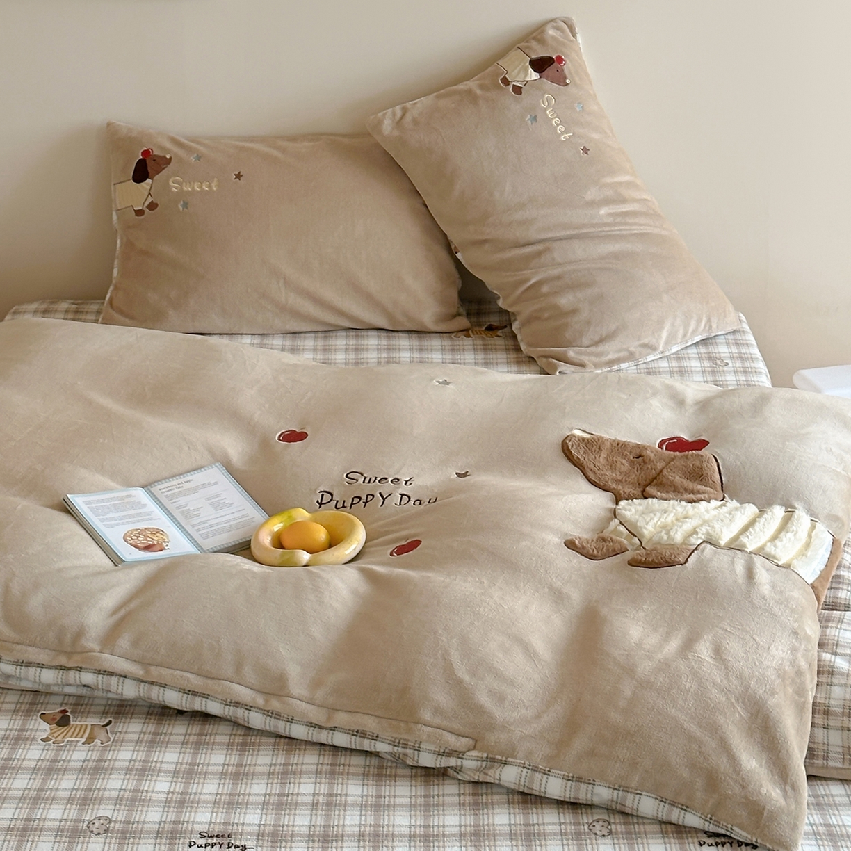 91家纺网 家纺一手货源 找家纺 桃子家居 2025新款A类ins兔毛贴布绣毛巾绣印加绣卡通少女加厚牛奶绒系列四件套 绒贴布绣-苹果腊肠狗