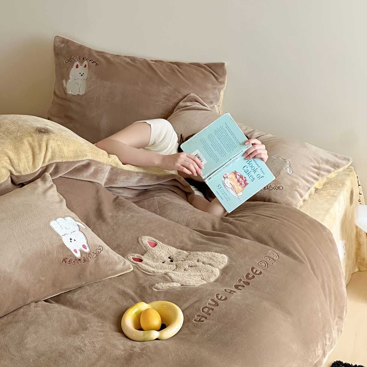 91家纺网 家纺一手货源 找家纺 桃子家居 2025新款A类ins兔毛贴布绣毛巾绣印加绣卡通少女加厚牛奶绒系列四件套 绒贴布绣-西高地小狗