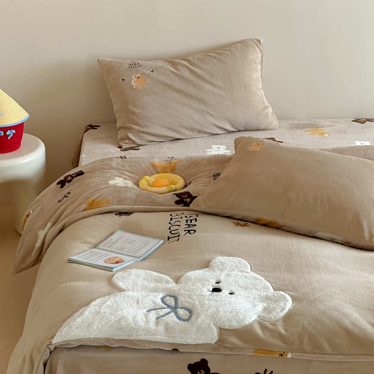 91家纺网 家纺一手货源 找家纺 桃子家居 2025新款A类ins兔毛贴布绣毛巾绣印加绣卡通少女加厚牛奶绒系列四件套 绒贴布绣-奶白熊