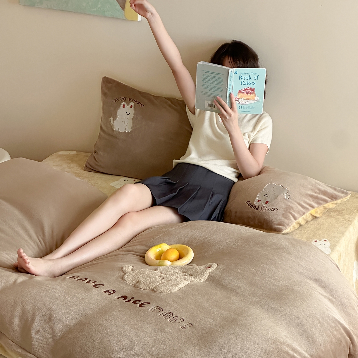 91家纺网 家纺一手货源 找家纺 桃子家居 2025新款A类ins兔毛贴布绣毛巾绣印加绣卡通少女加厚牛奶绒系列四件套 绒贴布绣-西高地小狗