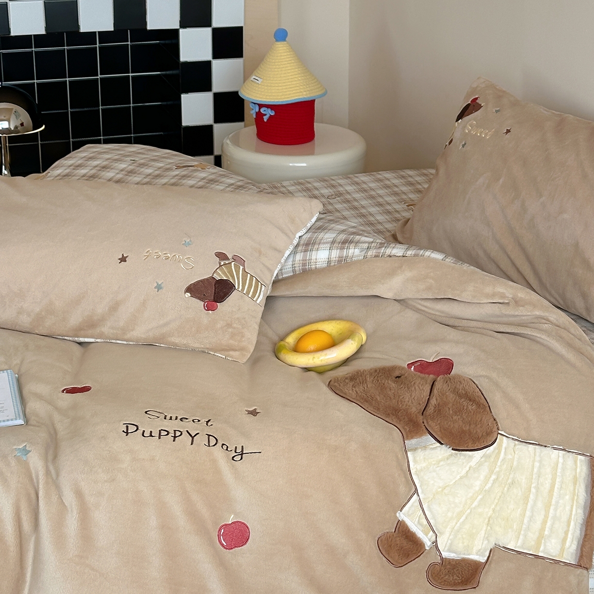 91家纺网 家纺一手货源 找家纺 桃子家居 2025新款A类ins兔毛贴布绣毛巾绣印加绣卡通少女加厚牛奶绒系列四件套 绒贴布绣-苹果腊肠狗