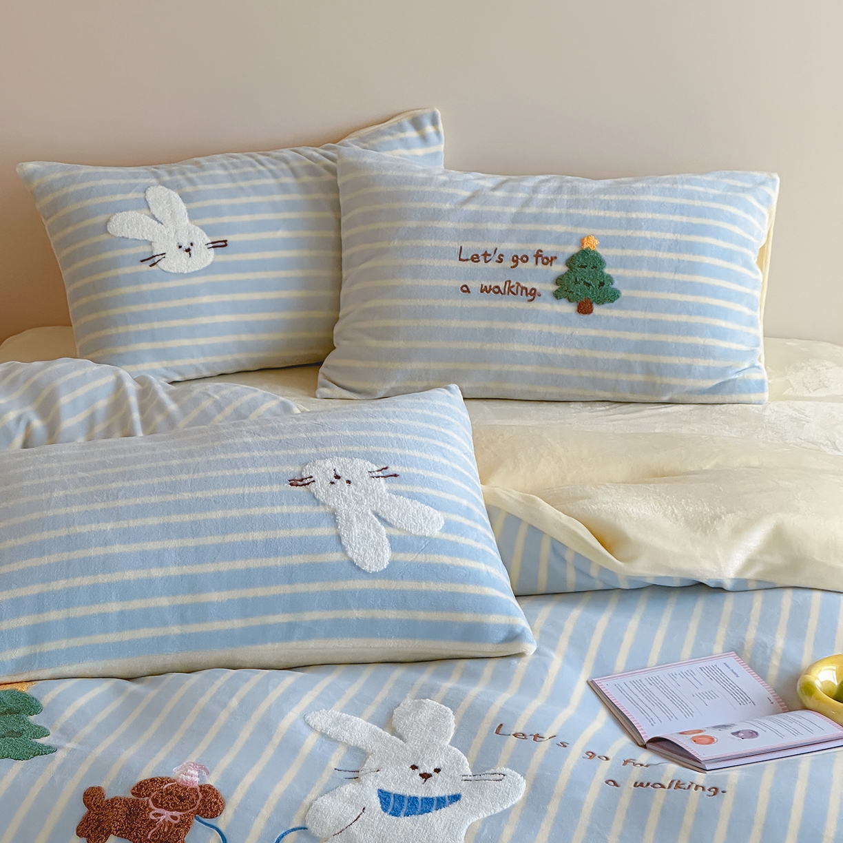 91家纺网 家纺一手货源 找家纺 桃子家居 2025新款A类ins兔毛贴布绣毛巾绣印加绣卡通少女加厚牛奶绒系列四件套 绒贴布绣-森林小兔