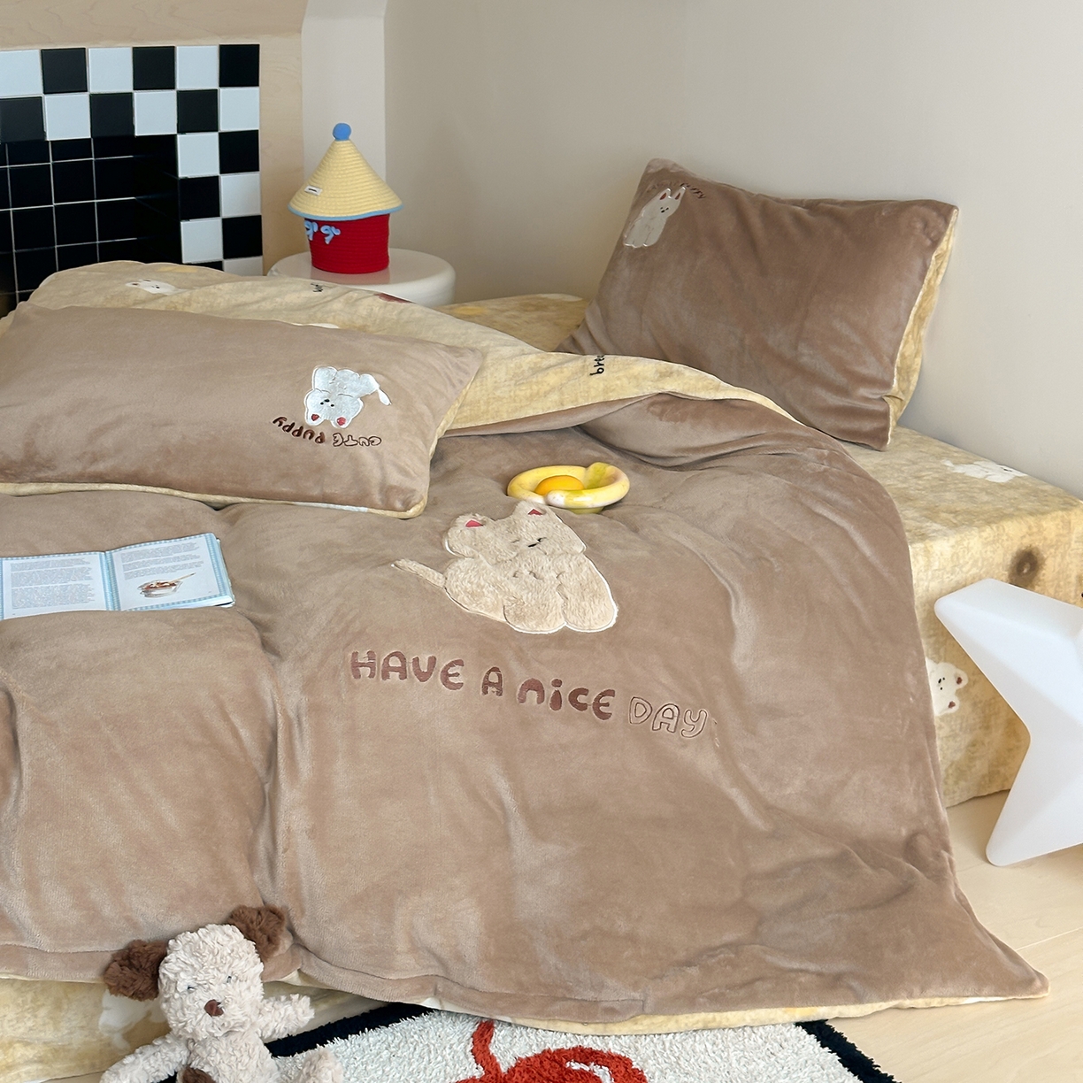 91家纺网 家纺一手货源 找家纺 桃子家居 2025新款A类ins兔毛贴布绣毛巾绣印加绣卡通少女加厚牛奶绒系列四件套 绒贴布绣-西高地小狗