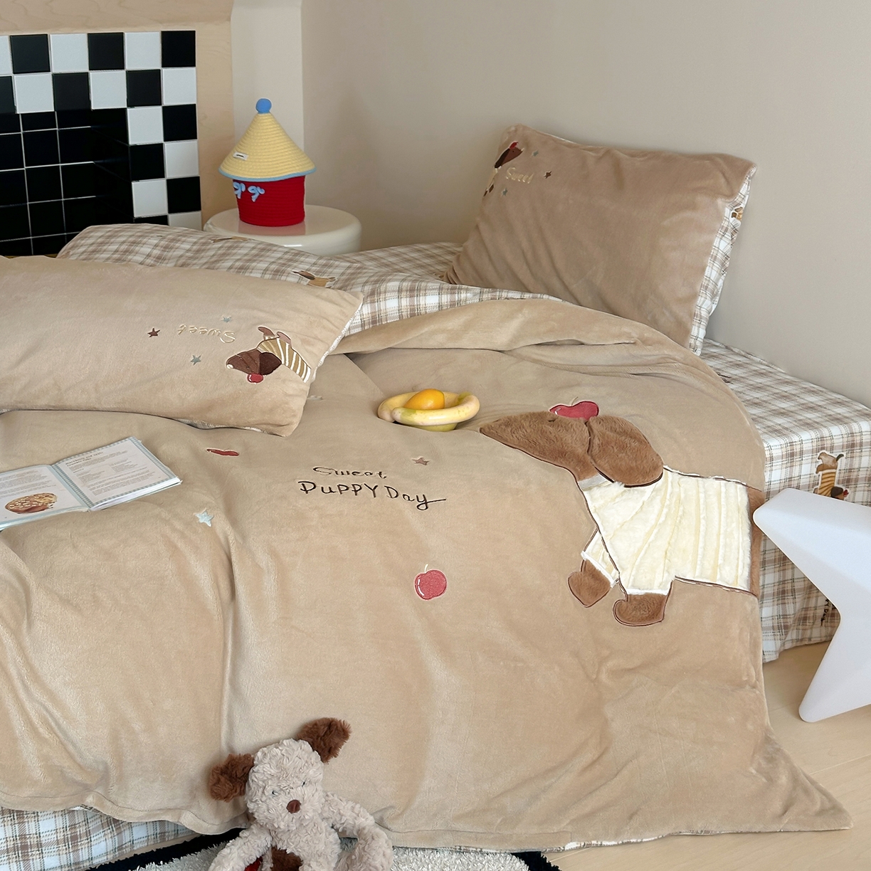 91家纺网 家纺一手货源 找家纺 桃子家居 2025新款A类ins兔毛贴布绣毛巾绣印加绣卡通少女加厚牛奶绒系列四件套 绒贴布绣-苹果腊肠狗