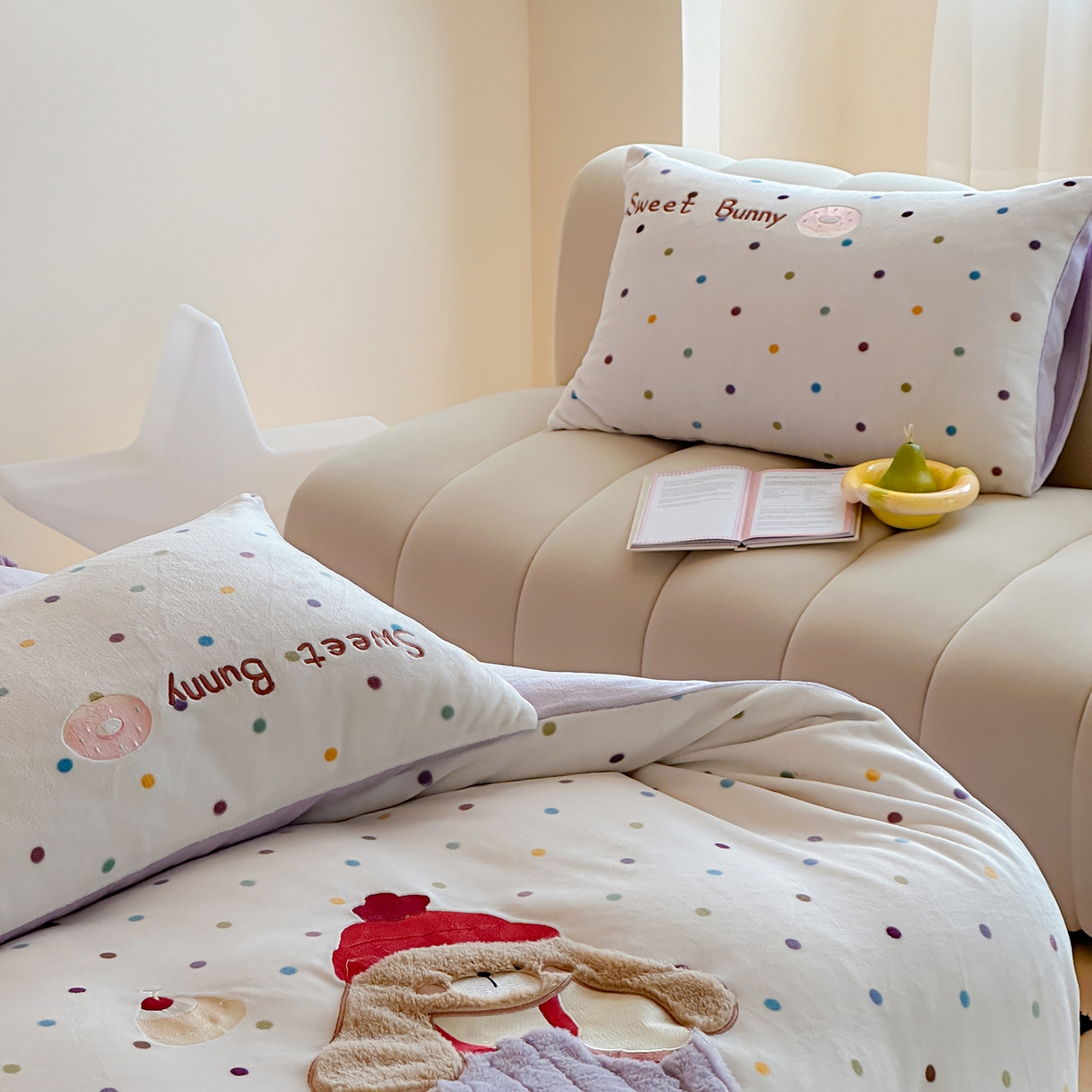 91家纺网 家纺一手货源 找家纺 桃子家居 2025新款A类ins兔毛贴布绣毛巾绣印加绣卡通少女加厚牛奶绒系列四件套 绒贴布绣-甜点兔