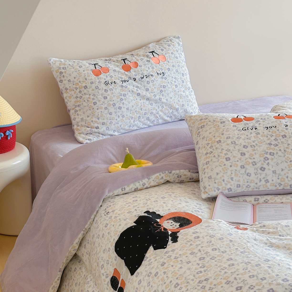 91家纺网 家纺一手货源 找家纺 桃子家居 2025新款A类ins兔毛贴布绣毛巾绣印加绣卡通少女加厚牛奶绒系列四件套 绒贴布绣-樱桃女孩