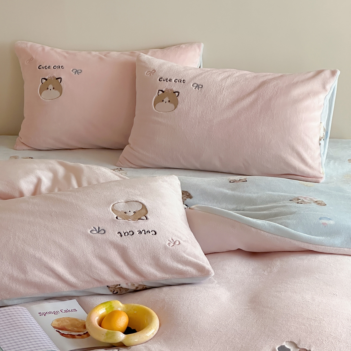 91家纺网 家纺一手货源 找家纺 桃子家居 2025新款A类ins兔毛贴布绣毛巾绣印加绣卡通少女加厚牛奶绒系列四件套 绒贴布绣-公主猫