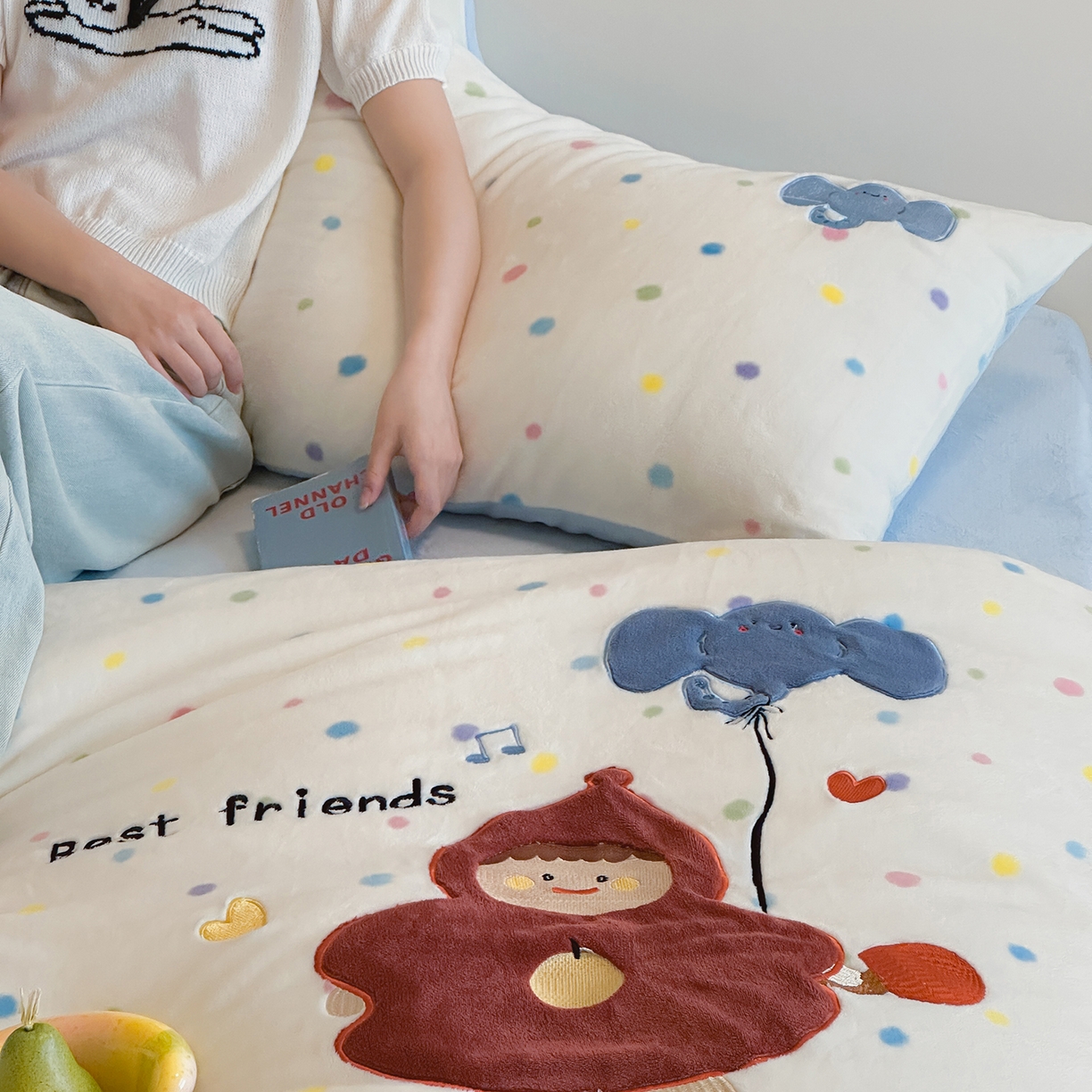 91家纺网 家纺一手货源 找家纺 桃子家居 2025新款A类ins兔毛贴布绣毛巾绣印加绣卡通少女加厚牛奶绒系列四件套 绒贴布绣-小红帽