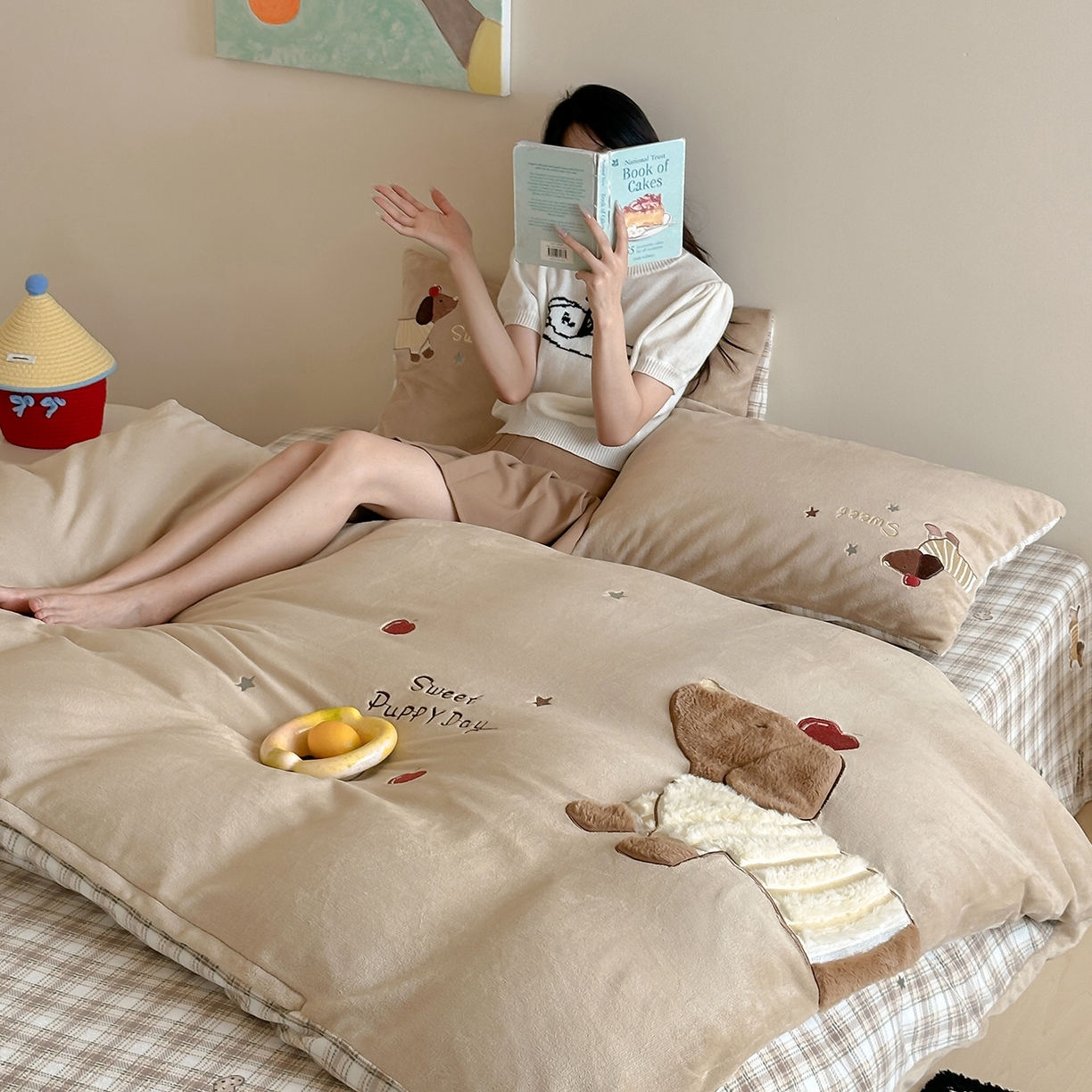 91家纺网 家纺一手货源 找家纺 桃子家居 2025新款A类ins兔毛贴布绣毛巾绣印加绣卡通少女加厚牛奶绒系列四件套 绒贴布绣-苹果腊肠狗