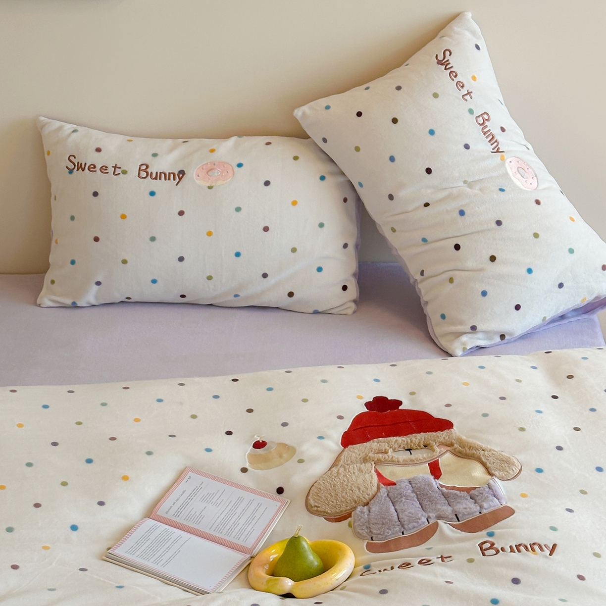 91家纺网 家纺一手货源 找家纺 桃子家居 2025新款A类ins兔毛贴布绣毛巾绣印加绣卡通少女加厚牛奶绒系列四件套 绒贴布绣-甜点兔