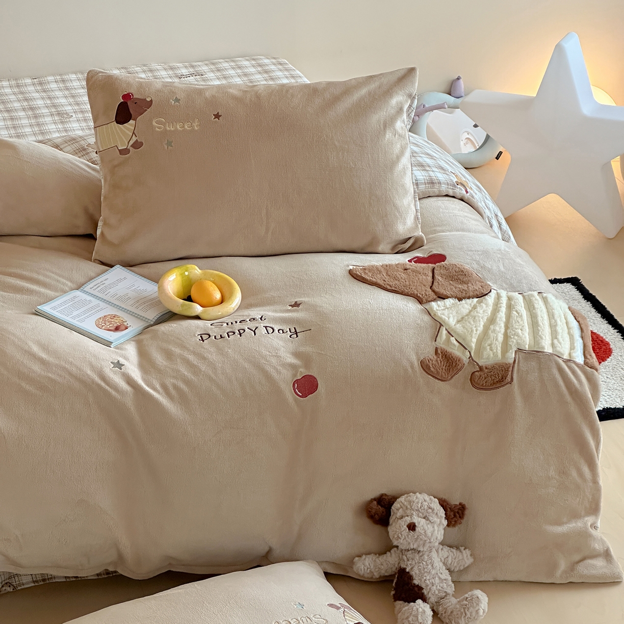 91家纺网 家纺一手货源 找家纺 桃子家居 2025新款A类ins兔毛贴布绣毛巾绣印加绣卡通少女加厚牛奶绒系列四件套 绒贴布绣-苹果腊肠狗