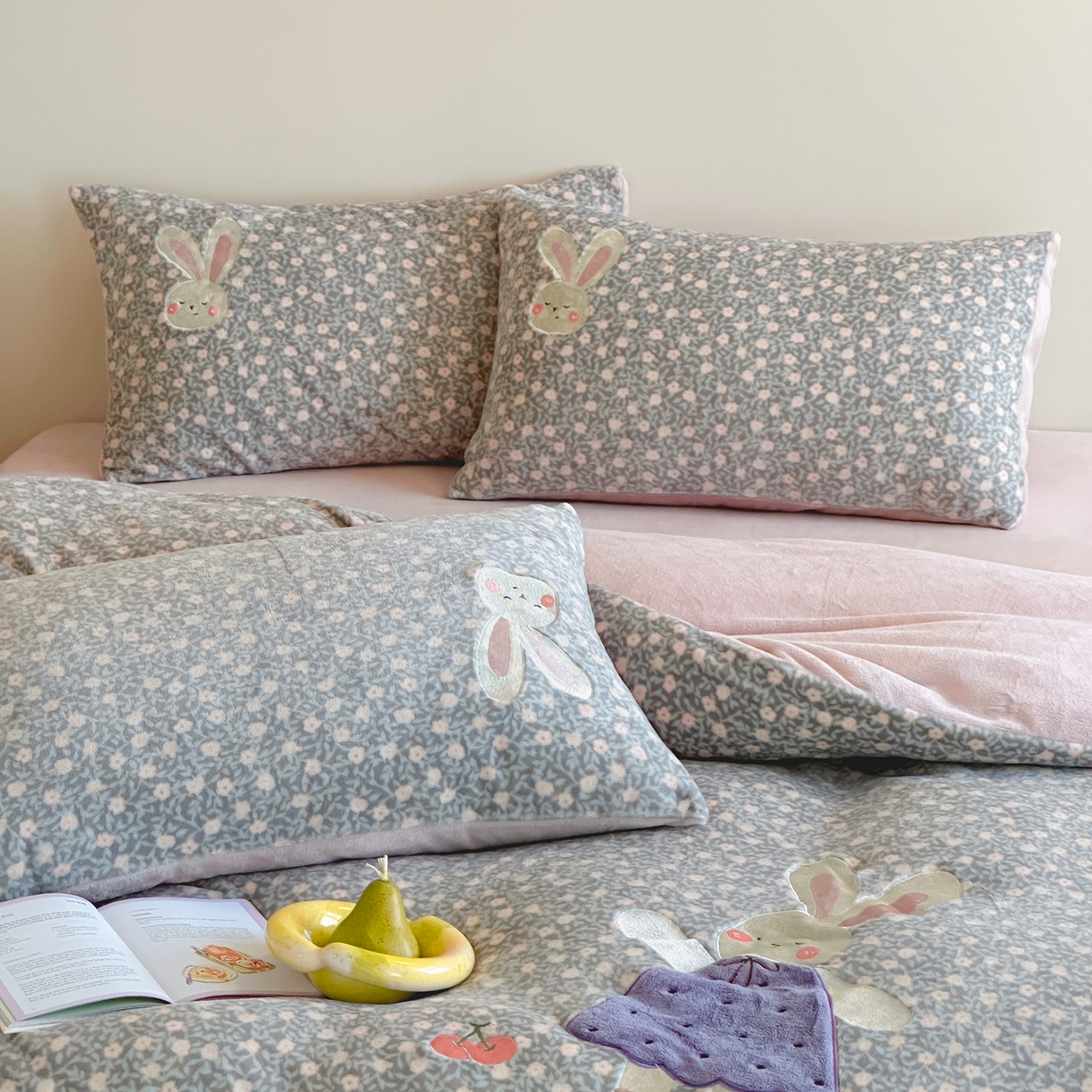 91家纺网 家纺一手货源 找家纺 桃子家居 2025新款A类ins兔毛贴布绣毛巾绣印加绣卡通少女加厚牛奶绒系列四件套 绒贴布绣-紫小兔