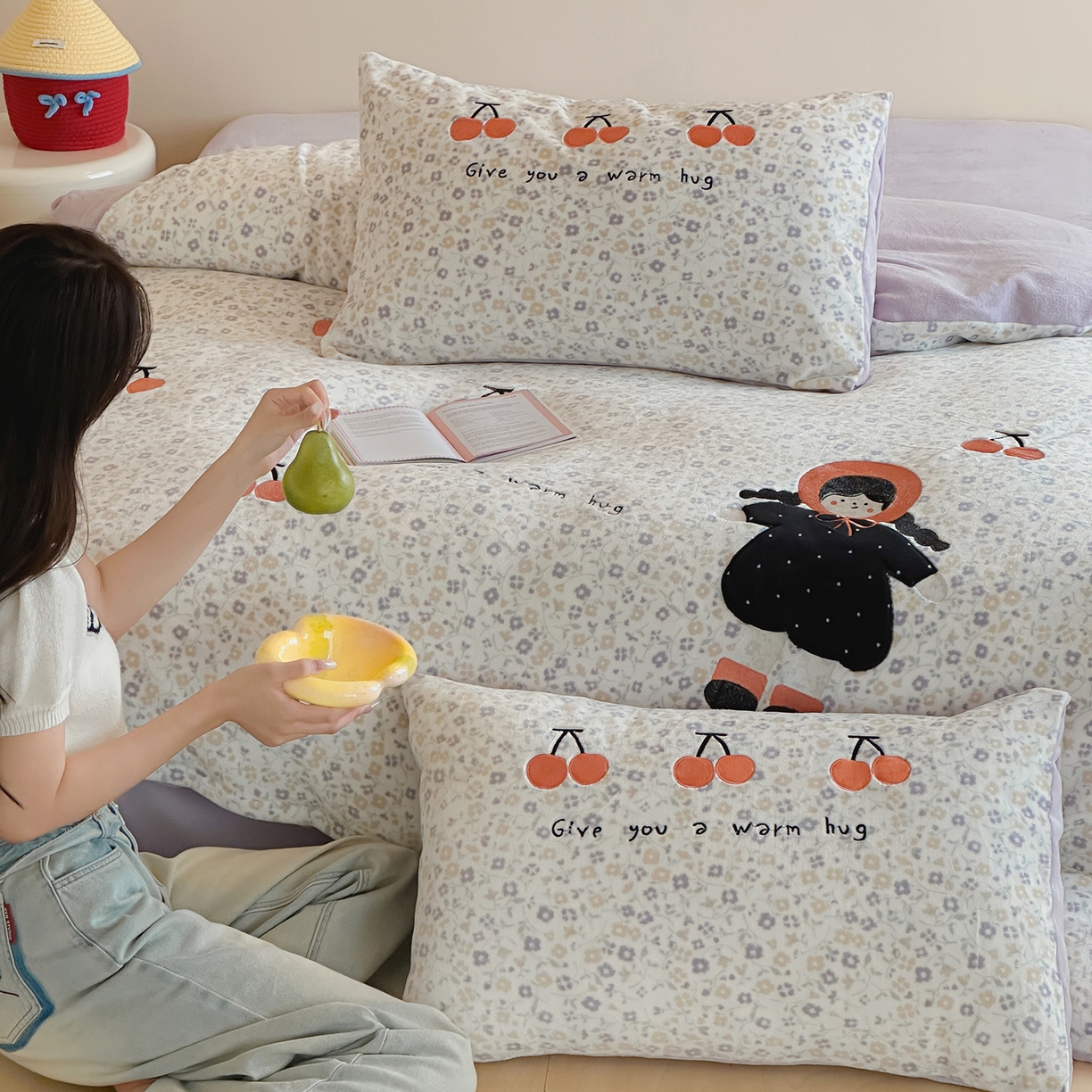 91家纺网 家纺一手货源 找家纺 桃子家居 2025新款A类ins兔毛贴布绣毛巾绣印加绣卡通少女加厚牛奶绒系列四件套 绒贴布绣-樱桃女孩