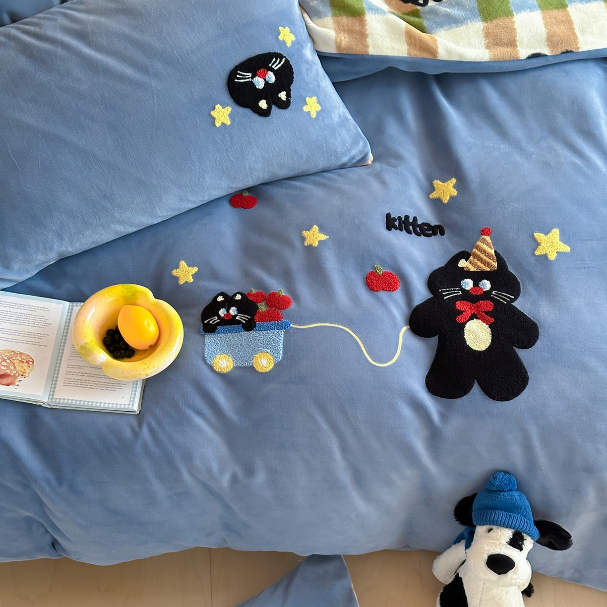 91家纺网 家纺一手货源 找家纺 桃子家居 2025新款A类ins兔毛贴布绣毛巾绣印加绣卡通少女加厚牛奶绒系列四件套 绒贴布绣-星星猫