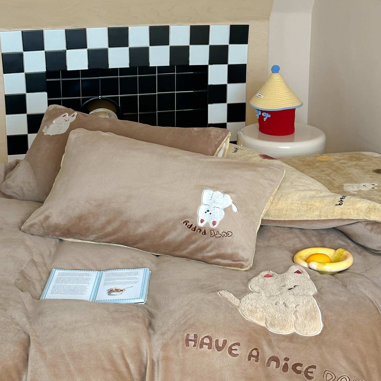 91家纺网 家纺一手货源 找家纺 桃子家居 2025新款A类ins兔毛贴布绣毛巾绣印加绣卡通少女加厚牛奶绒系列四件套 绒贴布绣-西高地小狗