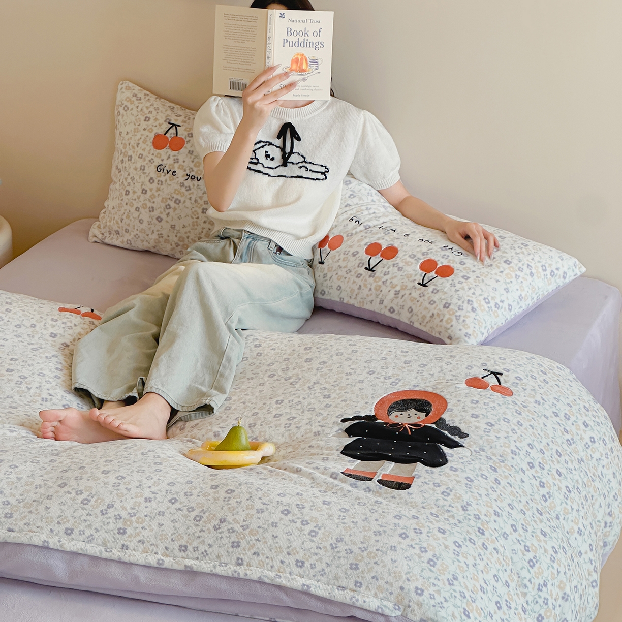 91家纺网 家纺一手货源 找家纺 桃子家居 2025新款A类ins兔毛贴布绣毛巾绣印加绣卡通少女加厚牛奶绒系列四件套 绒贴布绣-樱桃女孩