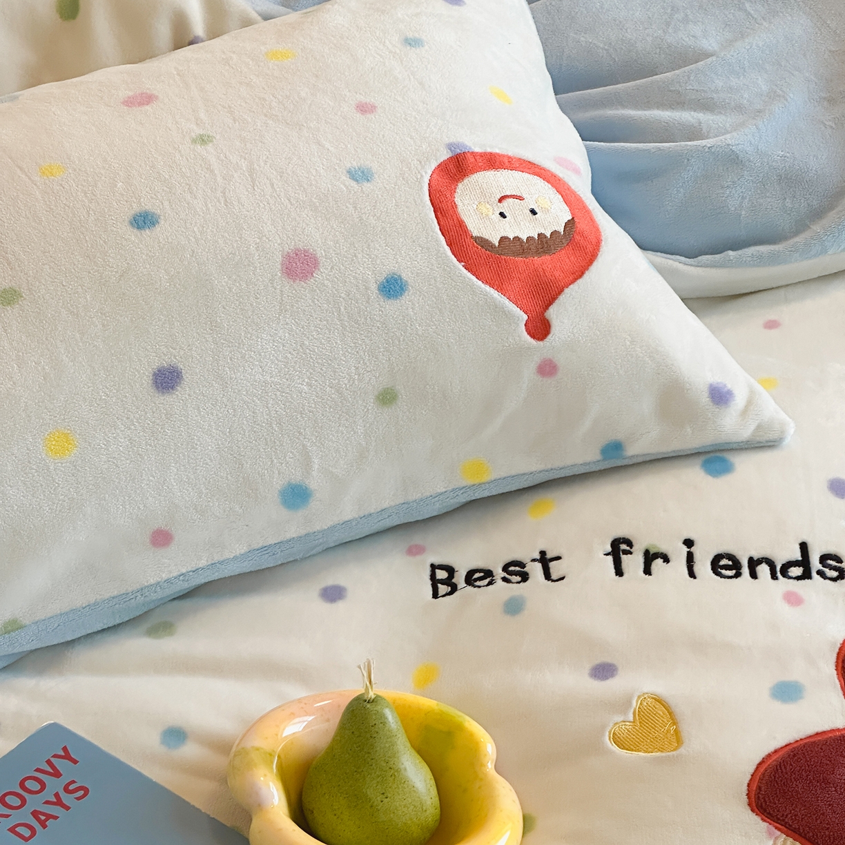 91家纺网 家纺一手货源 找家纺 桃子家居 2025新款A类ins兔毛贴布绣毛巾绣印加绣卡通少女加厚牛奶绒系列四件套 绒贴布绣-小红帽