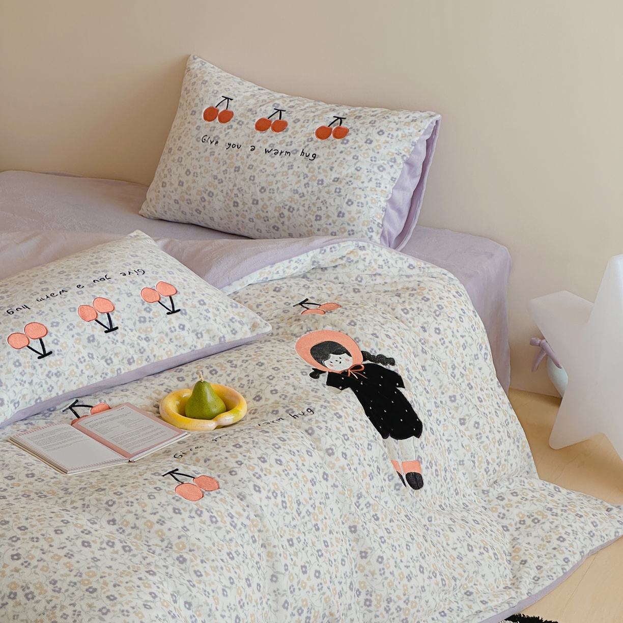 91家纺网 家纺一手货源 找家纺 桃子家居 2025新款A类ins兔毛贴布绣毛巾绣印加绣卡通少女加厚牛奶绒系列四件套 绒贴布绣-樱桃女孩