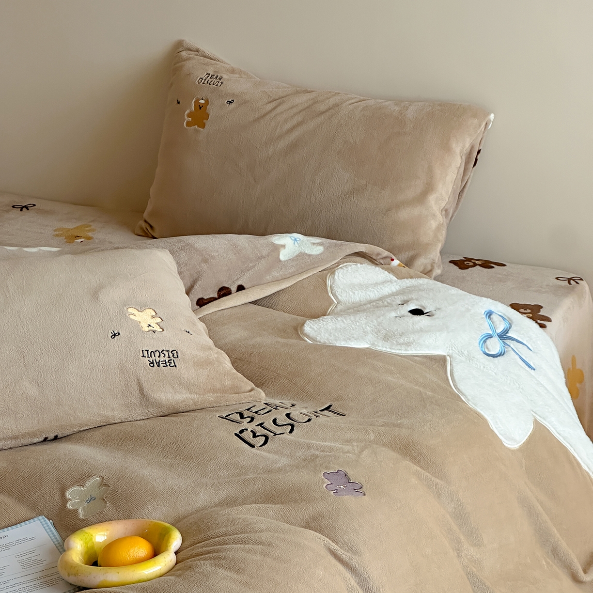 91家纺网 家纺一手货源 找家纺 桃子家居 2025新款A类ins兔毛贴布绣毛巾绣印加绣卡通少女加厚牛奶绒系列四件套 绒贴布绣-奶白熊