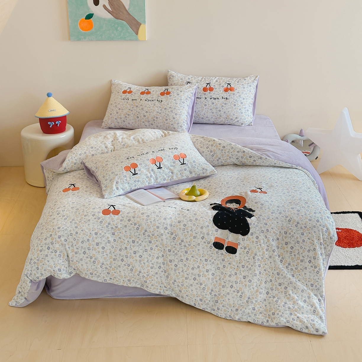 91家纺网 家纺一手货源 找家纺 桃子家居 2025新款A类ins兔毛贴布绣毛巾绣印加绣卡通少女加厚牛奶绒系列四件套 绒贴布绣-樱桃女孩