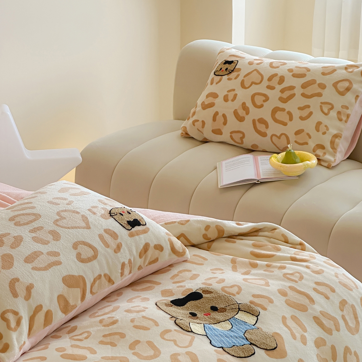 91家纺网 家纺一手货源 找家纺 桃子家居 2025新款A类ins兔毛贴布绣毛巾绣印加绣卡通少女加厚牛奶绒系列四件套 绒贴布绣-豹纹奶油猫