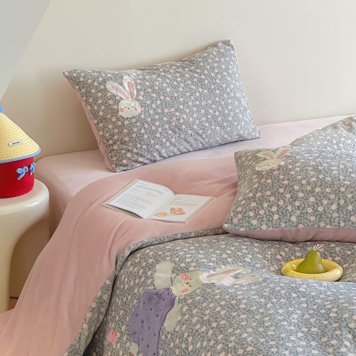 91家纺网 家纺一手货源 找家纺 桃子家居 2025新款A类ins兔毛贴布绣毛巾绣印加绣卡通少女加厚牛奶绒系列四件套 绒贴布绣-紫小兔