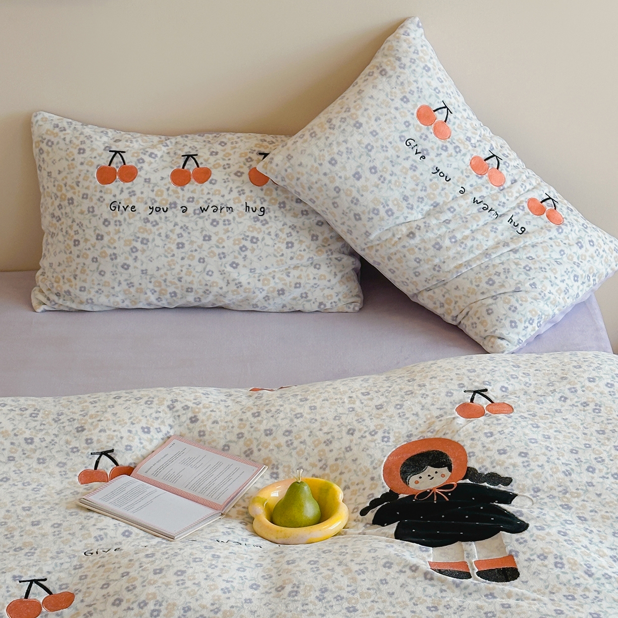 91家纺网 家纺一手货源 找家纺 桃子家居 2025新款A类ins兔毛贴布绣毛巾绣印加绣卡通少女加厚牛奶绒系列四件套 绒贴布绣-樱桃女孩