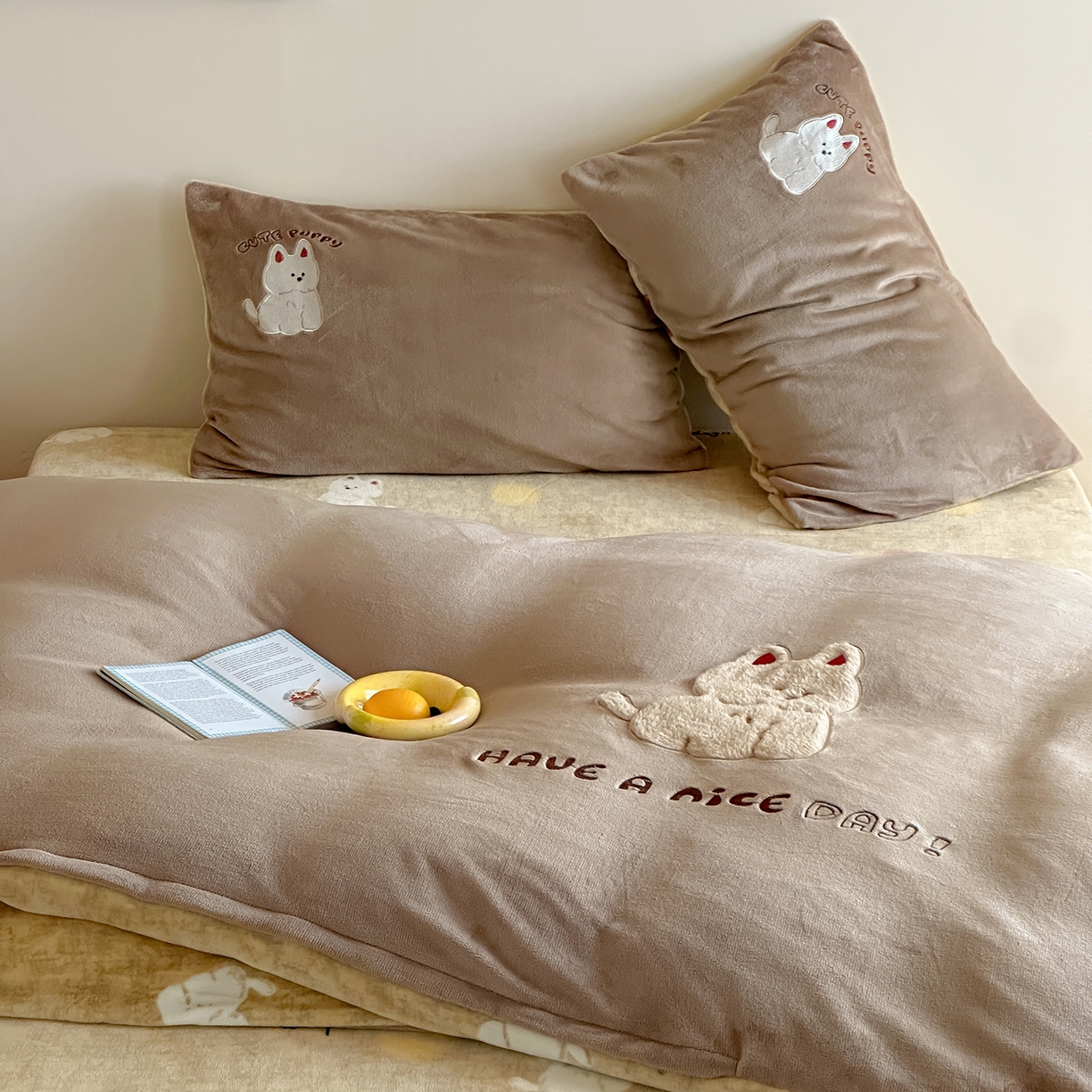 91家纺网 家纺一手货源 找家纺 桃子家居 2025新款A类ins兔毛贴布绣毛巾绣印加绣卡通少女加厚牛奶绒系列四件套 绒贴布绣-西高地小狗