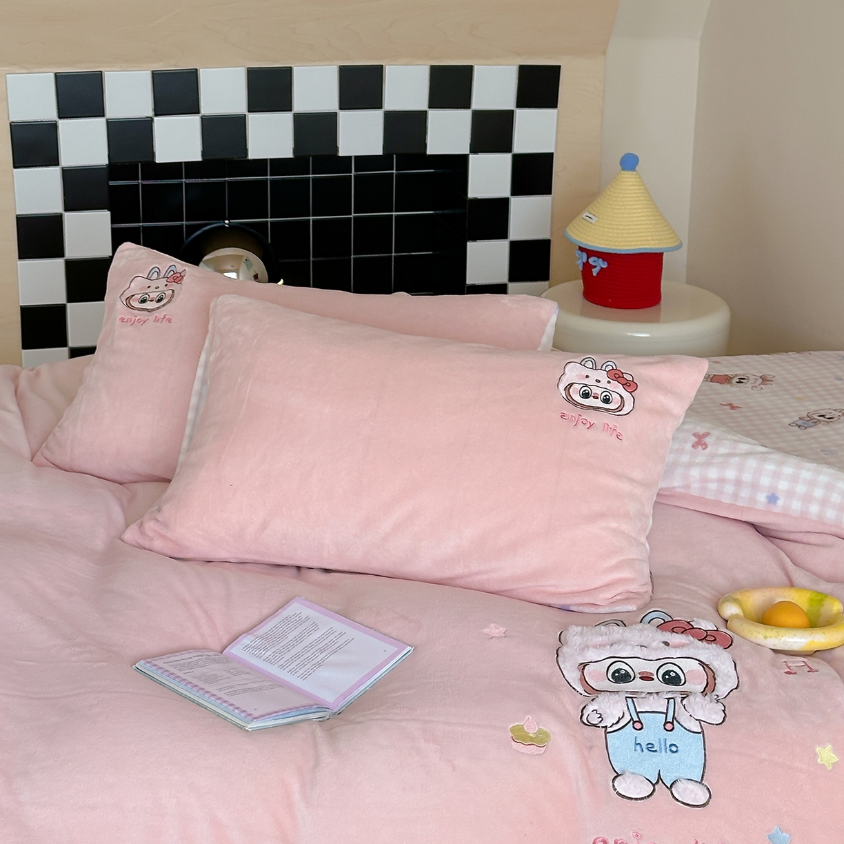 91家纺网 家纺一手货源 找家纺 桃子家居 2025新款A类ins兔毛贴布绣毛巾绣印加绣卡通少女加厚牛奶绒系列四件套 绒贴布绣-美可可