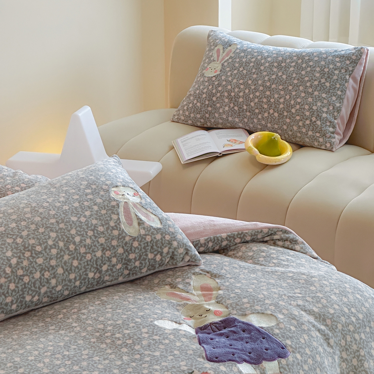 91家纺网 家纺一手货源 找家纺 桃子家居 2025新款A类ins兔毛贴布绣毛巾绣印加绣卡通少女加厚牛奶绒系列四件套 绒贴布绣-紫小兔