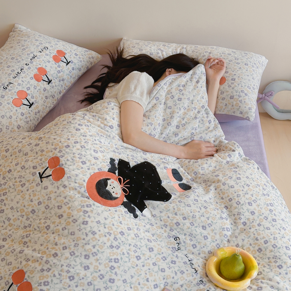 91家纺网 家纺一手货源 找家纺 桃子家居 2025新款A类ins兔毛贴布绣毛巾绣印加绣卡通少女加厚牛奶绒系列四件套 绒贴布绣-樱桃女孩