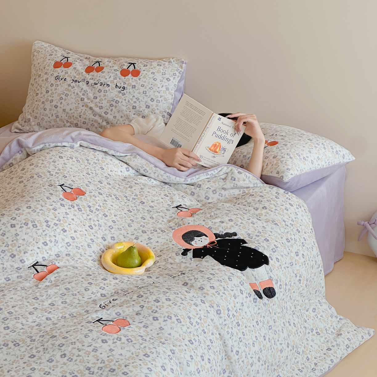 91家纺网 家纺一手货源 找家纺 桃子家居 2025新款A类ins兔毛贴布绣毛巾绣印加绣卡通少女加厚牛奶绒系列四件套 绒贴布绣-樱桃女孩